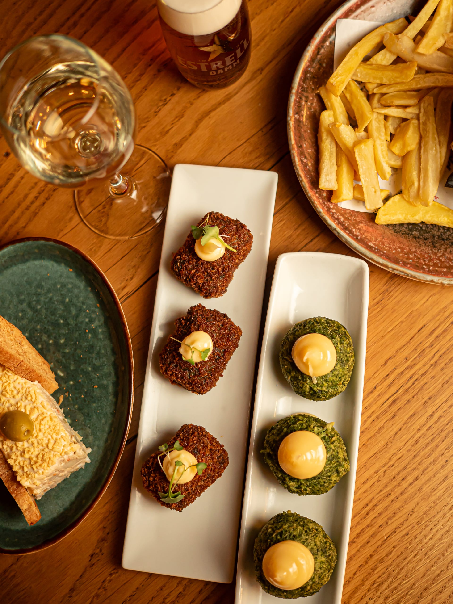 Bravas con croquetas